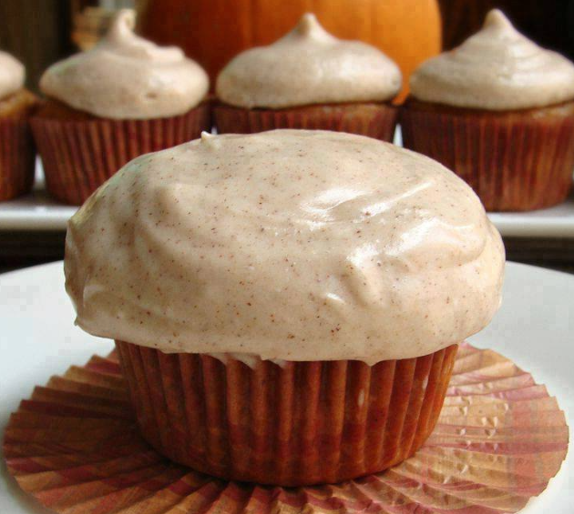 pumplin cupcakes with cinnamon cream cheese frosting