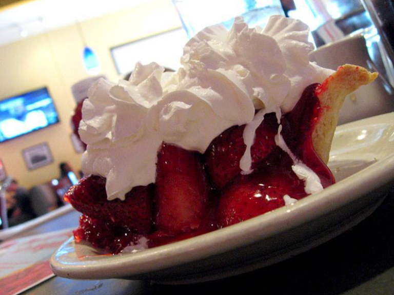 BIG BOY STRAWBERRY PIE RecipesYummi