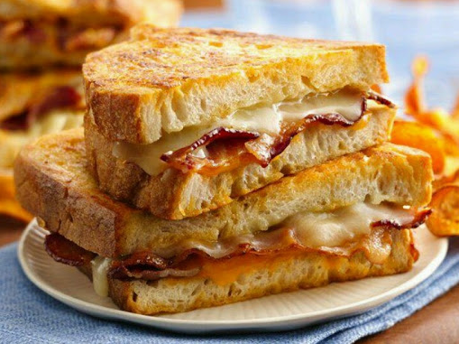 Bacon And Egg Breakfast Grilled Cheese | RecipesYummi