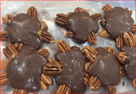 Chocolate Pecan Turtle Clusters | RecipesYummi